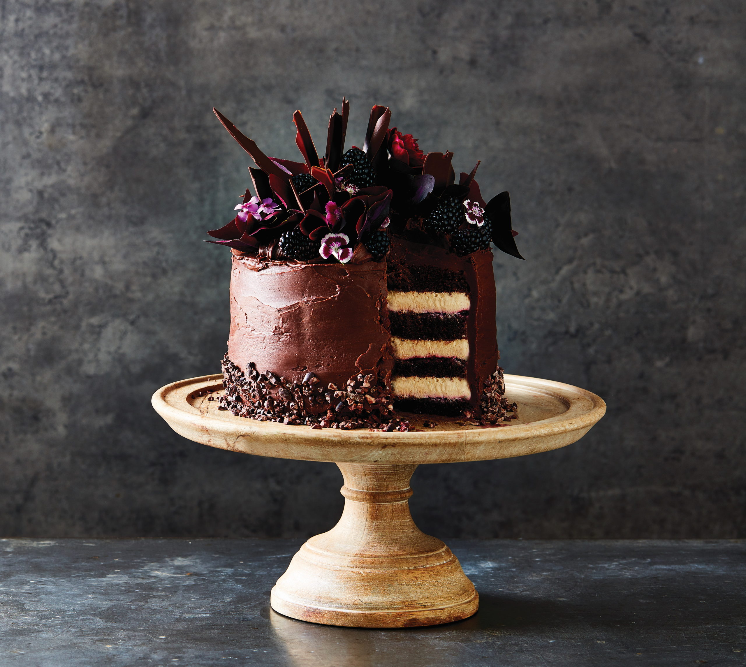 Chocolate, Blackberry and Vanilla Layer Cake - Queen Professional